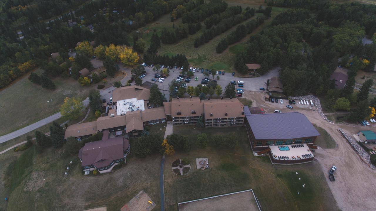 Elkhorn Resort, Spa, And Conference Centre Wasagaming Esterno foto